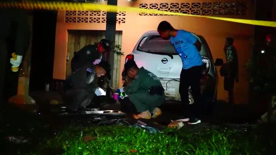 ผวา ! คนร้ายปาระเบิดใส่บ้านรอบ 2 รถเก๋งพัง-สุนัขตาย 1 ตัว