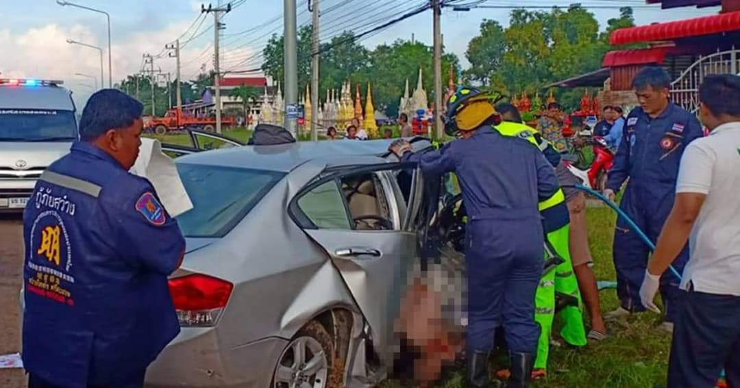 เก๋งชนเก๋ง หน้า กฟภ.ศรีสะเกษ นศ.แพทย์-ครู-ญาติ เสียชีวิต 5 ราย