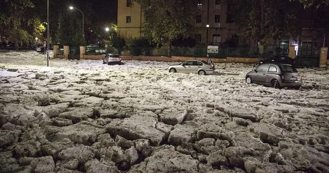 พายุลูกเห็บถล่มกรุงโรม ก้อนน้ำแข็งท่วมมิดถนน!