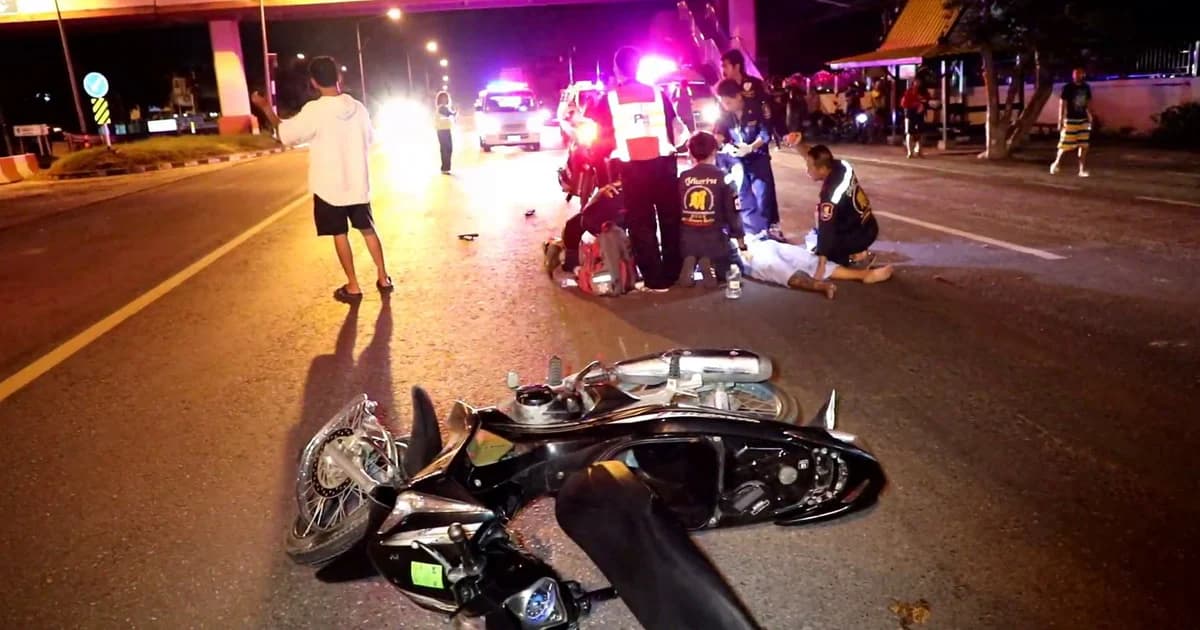 สลด ! จยย.ชนรวด 3 คัน สาหัส 2 ส่วนพ่อค้าข้าวแกงสุดยื้อชีวิต สิ้นใจ