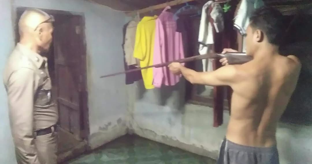 รวบหนุ่มเลือดร้อน ยิงเพื่อนบ้านดับคาวงเหล้า ปมขอยืมโทรศัพท์