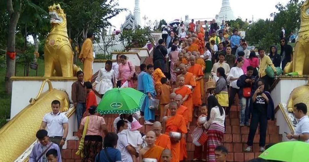 บรรยากาศวันออกพรรษา 15 ค่ำเดือน 11 ริมฝั่งโขงรอชมบั้งไฟพญานาค