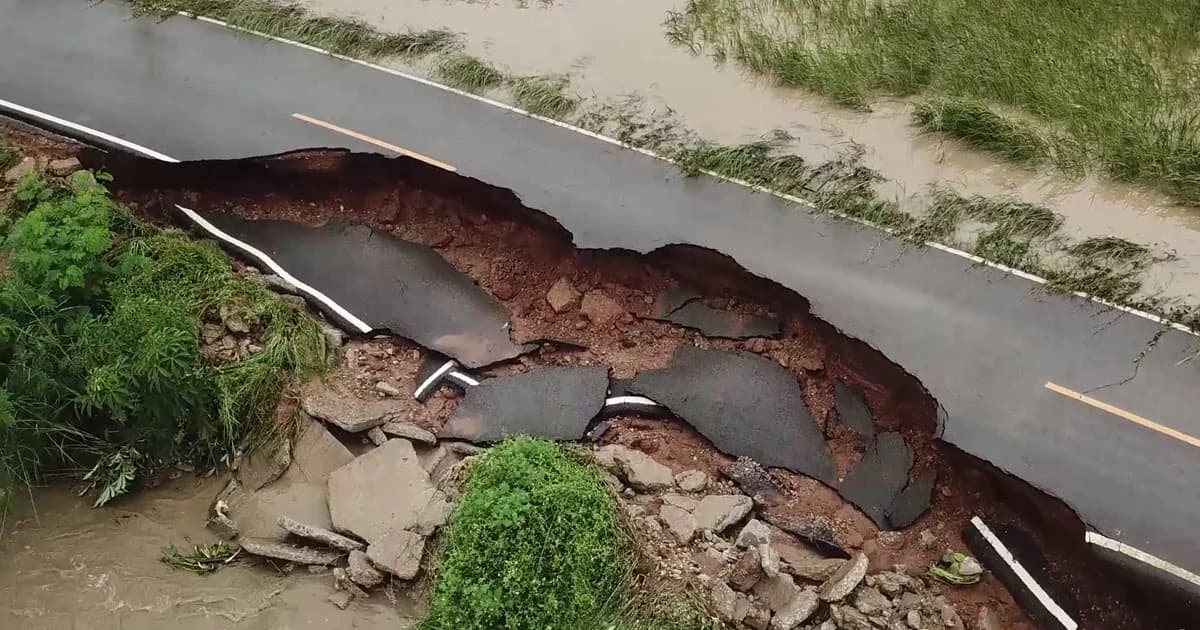 ลำปางอ่วม ! ฝนตกหนัก น้ำป่าทะลักหลากท่วมบ้าน ฝายพัง เซาะถนนขาด