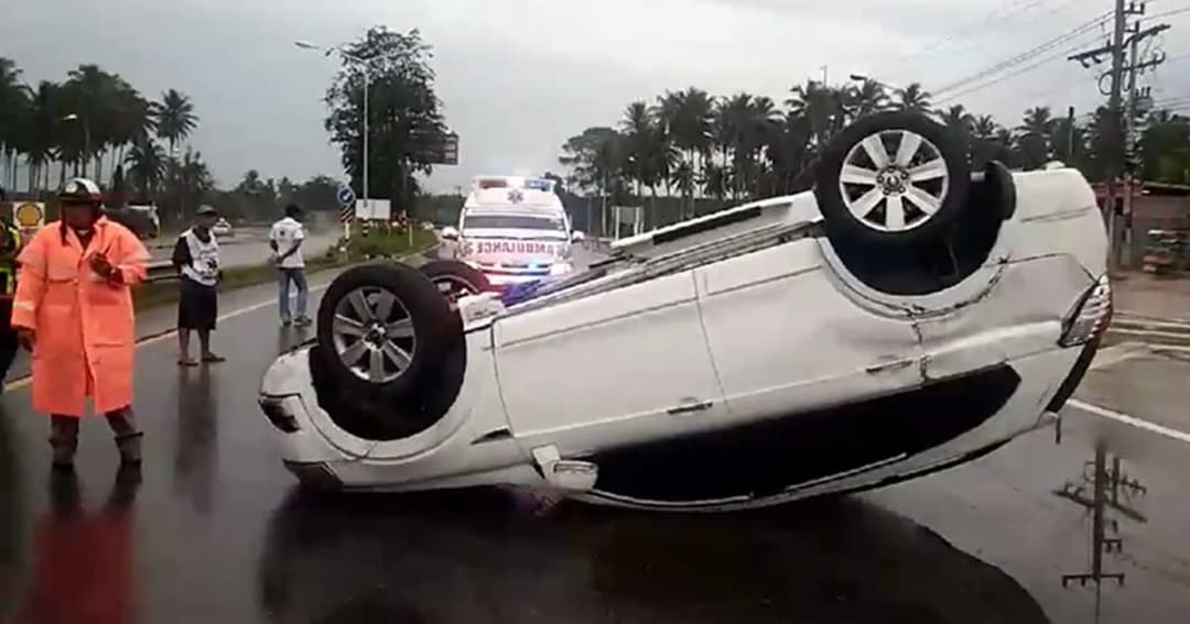 รอดปาฏิหาริย์ ! สาวขับเอสยูวีชนขอบทาง ตีลังกาหมุนคว้าง เพราะฝนตก ถนนลื่น