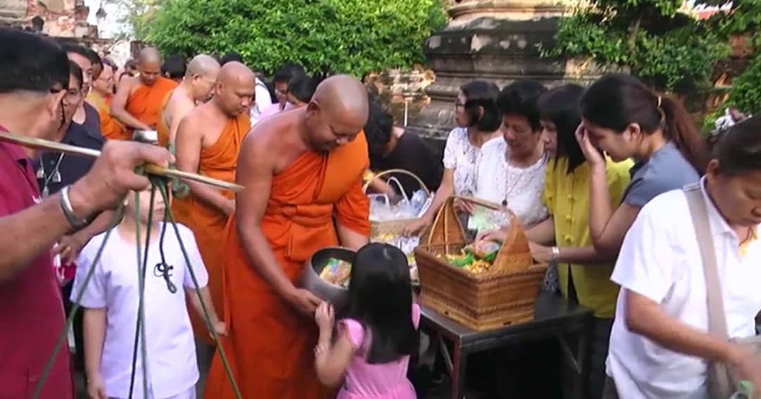 ชาวพุทธ ร่วมตักบาตรเทโวหลังวันออกพรรษา