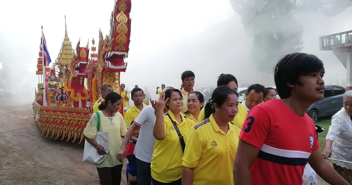 ‘ชาวกระบี่’ ร่วมแห่เรือชักพระ ก่อนเตรียมขับไล่เจ้าอาวาส เหตุขวางจัดงานประเพณี