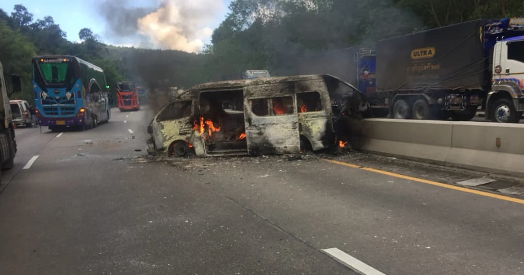 หนีตาย! รถตู้กองถ่ายไฟลุกท่วม ก่อนโดนสิบล้อเสยท้ายซ้ำ เจ็บ 1 ราย