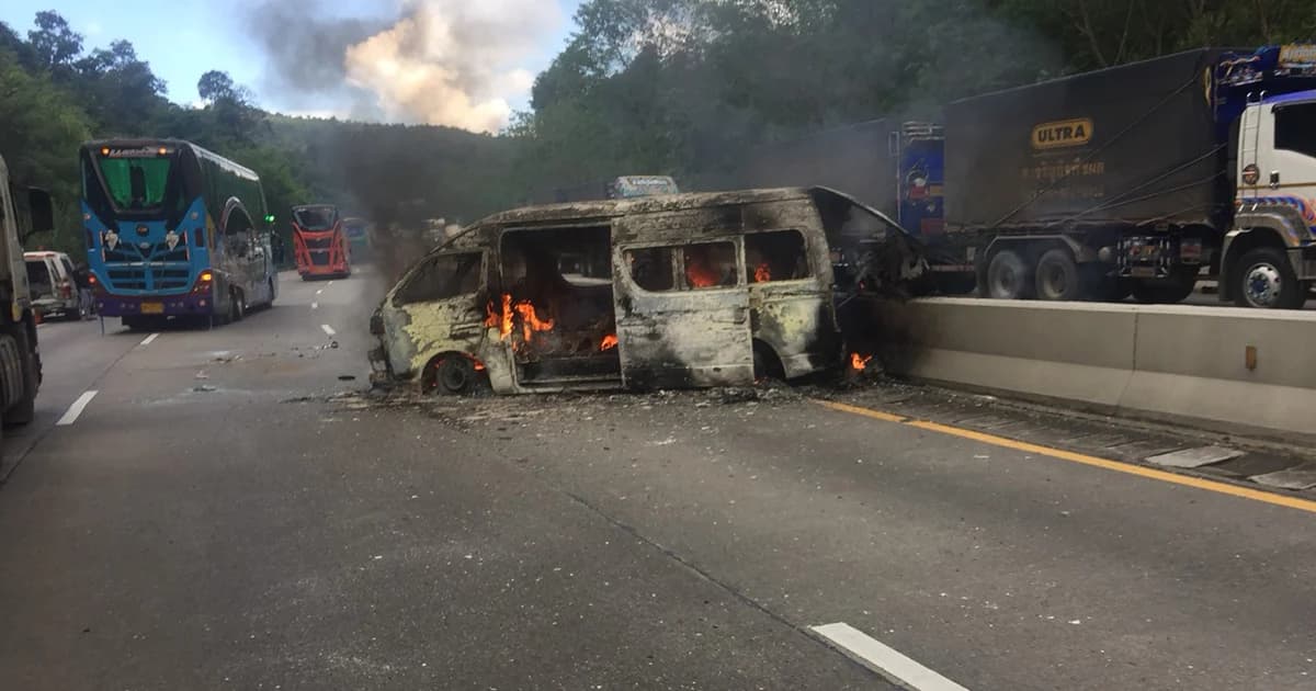 หนีตาย! รถตู้กองถ่ายไฟลุกท่วม ก่อนโดนสิบล้อเสยท้ายซ้ำ เจ็บ 1 ราย