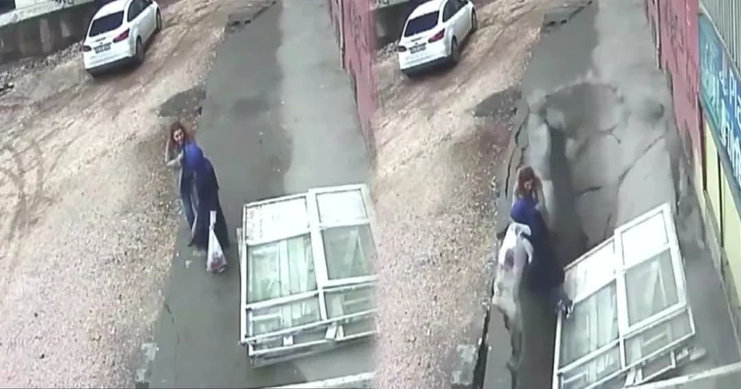 2 สาวตุรกีหวิดดับ หลุมยุบกลืนร่างทั้งตัว