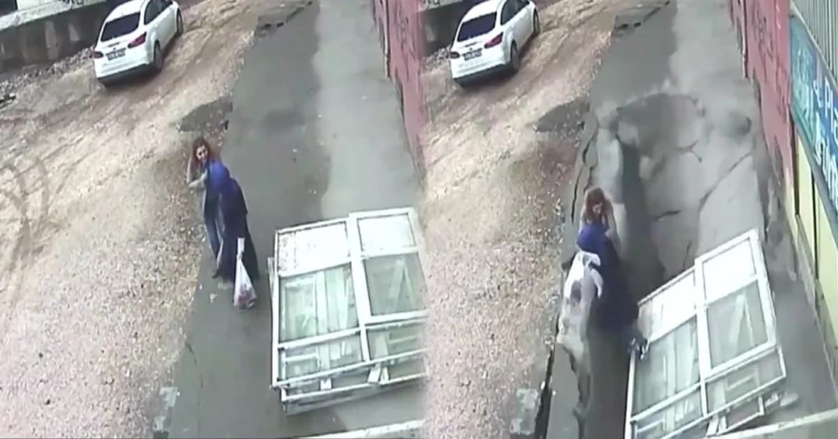 2 สาวตุรกีหวิดดับ หลุมยุบกลืนร่างทั้งตัว