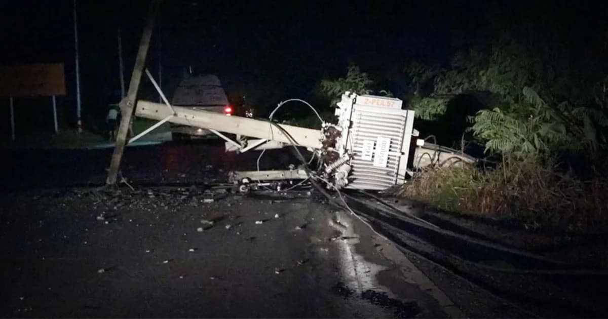 พายุฝนถล่มลำลูกกา ! เสาไฟฟ้าล้มระนาว 16 ต้น ไฟดับทั้งหมู่บ้าน