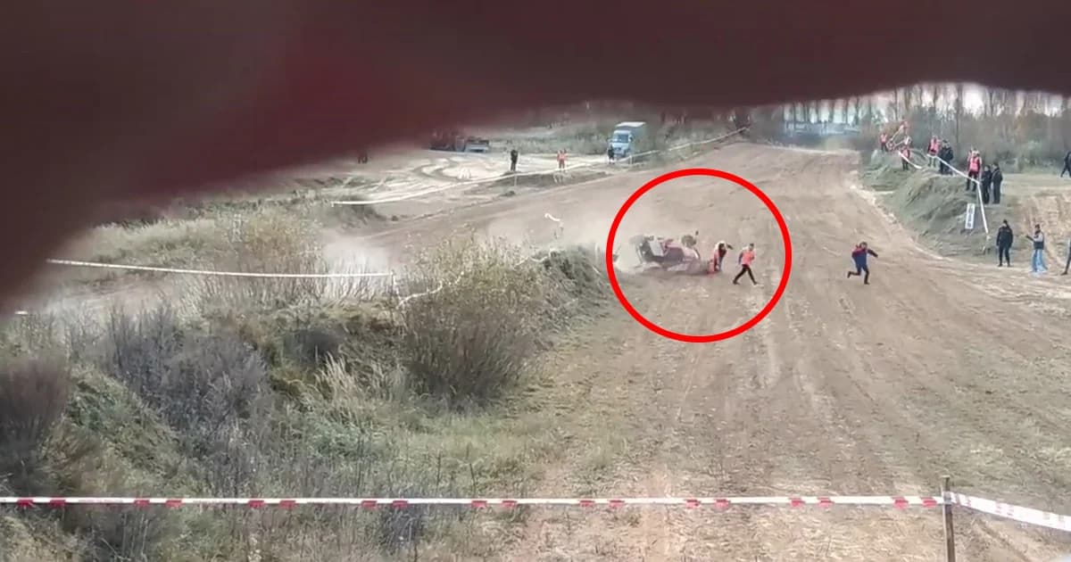 รถยนต์วิบากหลุดโค้ง ชนกรรมการสนามเจ็บ 2 คน