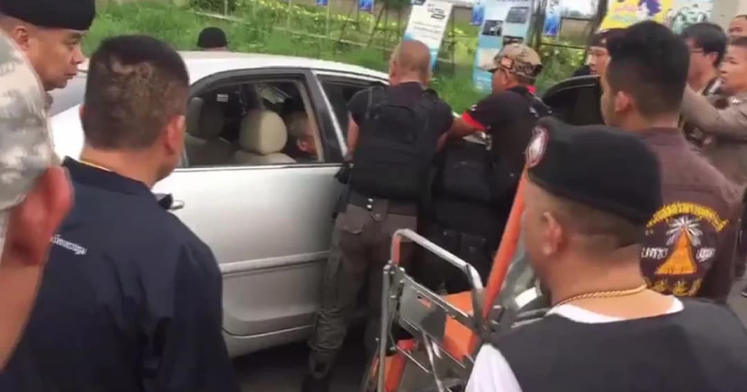 ตร.เกลี้ยกล่อมตาป่วยทางจิต หลังขังตัวในรถเก๋งนาน 9 ช.ม.