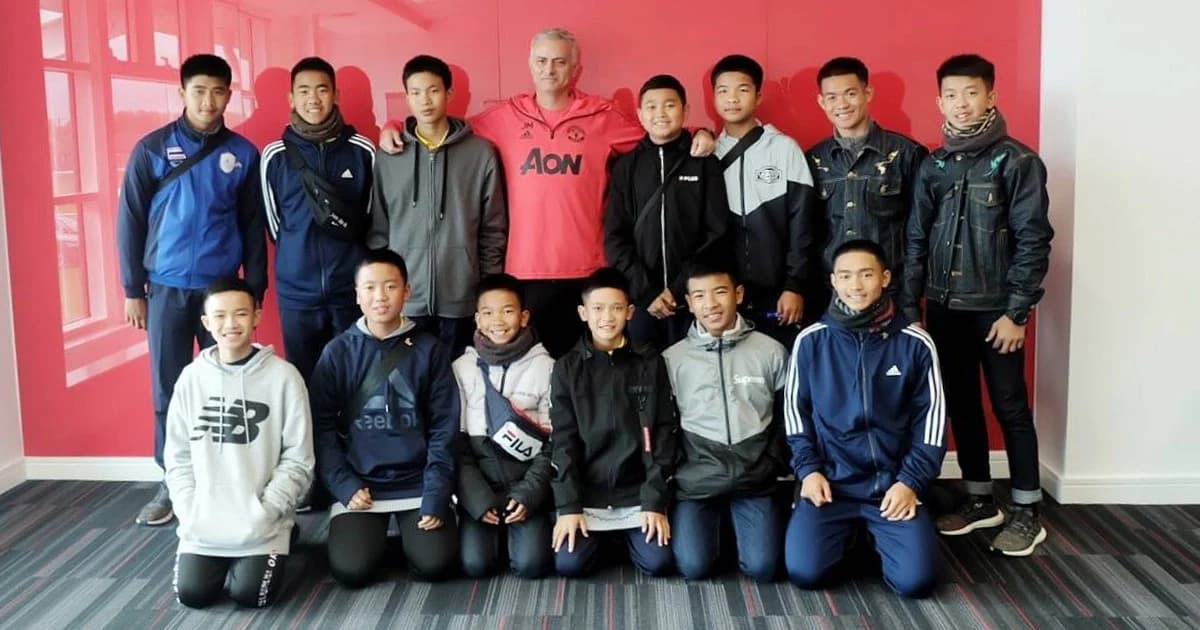 ทีมหมูป่าอะคาเดมี เยือนสโมสรแมนยูฯ