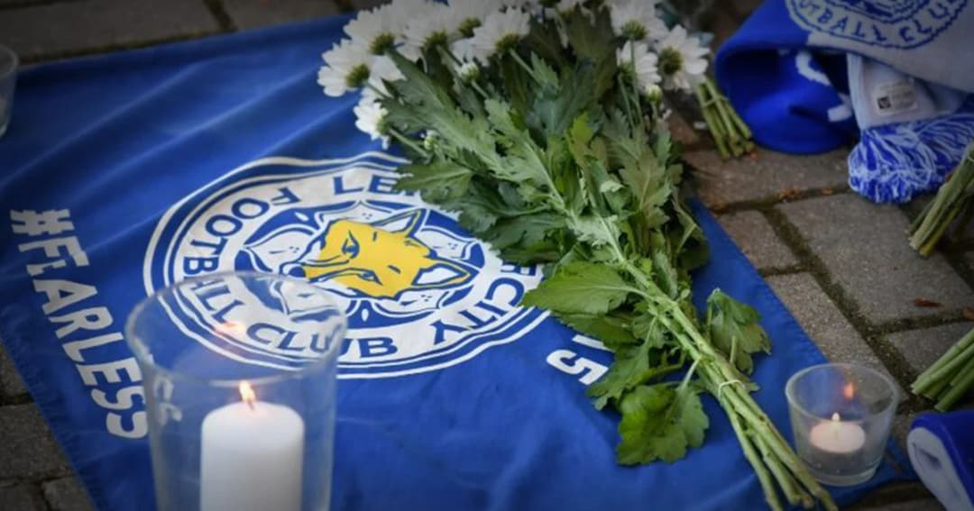 แฟนบอลเลสเตอร์ นำช่อดอกไม้มาวางหน้าสนาม