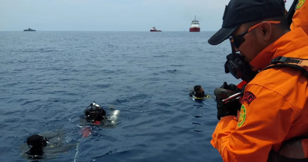 อินโดฯ เร่งค้นหากล่องดำไลออนแอร์ JT610 หาสาเหตุตก ญาติร่ำไห้หวังปาฏิหาริย์แน่นสนามบิน