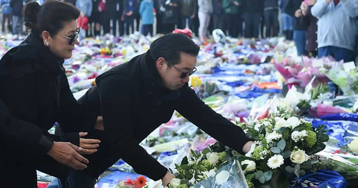 ครอบครัวศรีวัฒนประภา วางพวงหรีดอาลัยคุณวิชัย ร่วมกับแฟนบอลนับพัน