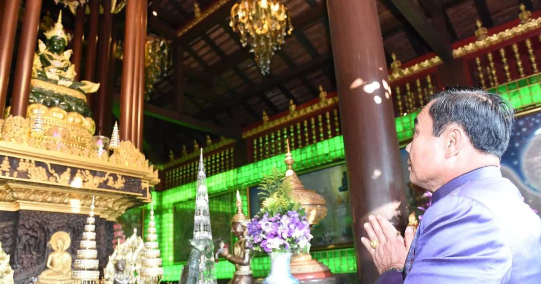 “บิ๊กตู่”นำทัพ ครม.ไหว้พระแก้ว เอาฤกษ์เอาชัย ก่อนประชุม ครม. 