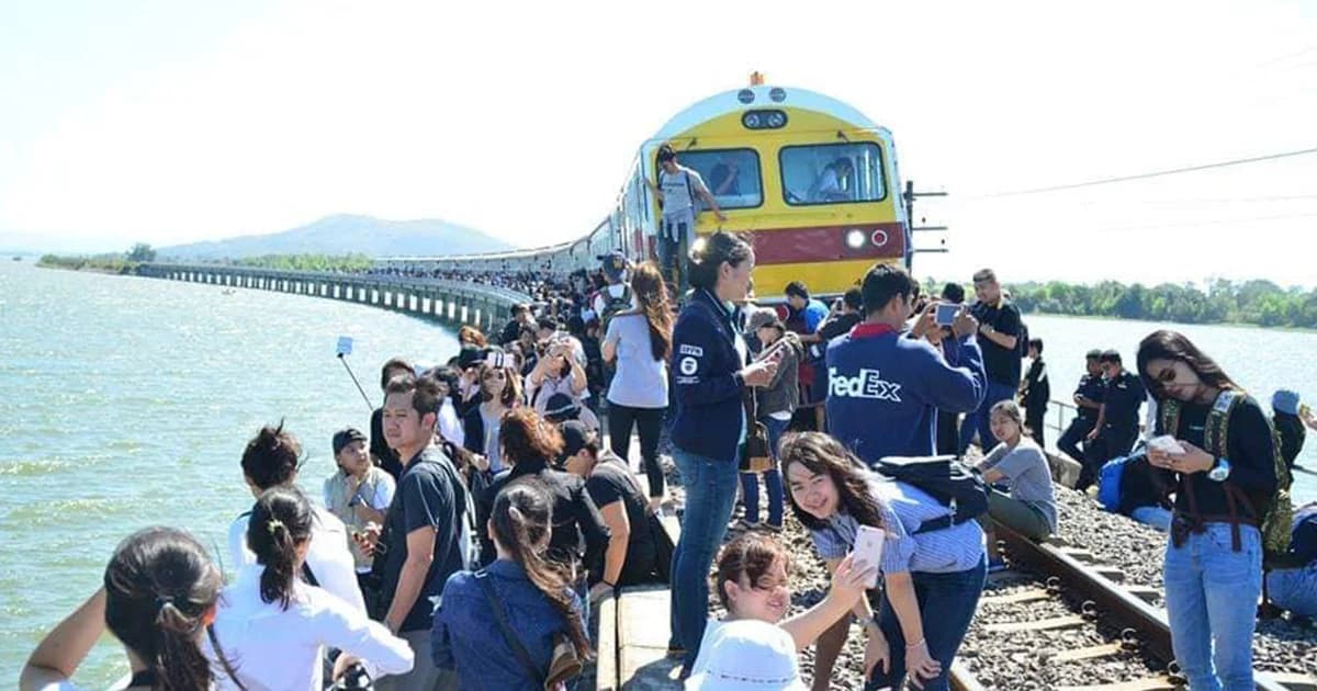 เปิดแล้ว! ทริปพิเศษ นั่ง “รถไฟลอยน้ำ” ชมเขื่อนป่าสักฯ รฟท.เปิดจองตั๋ว 2 พ.ย.นี้