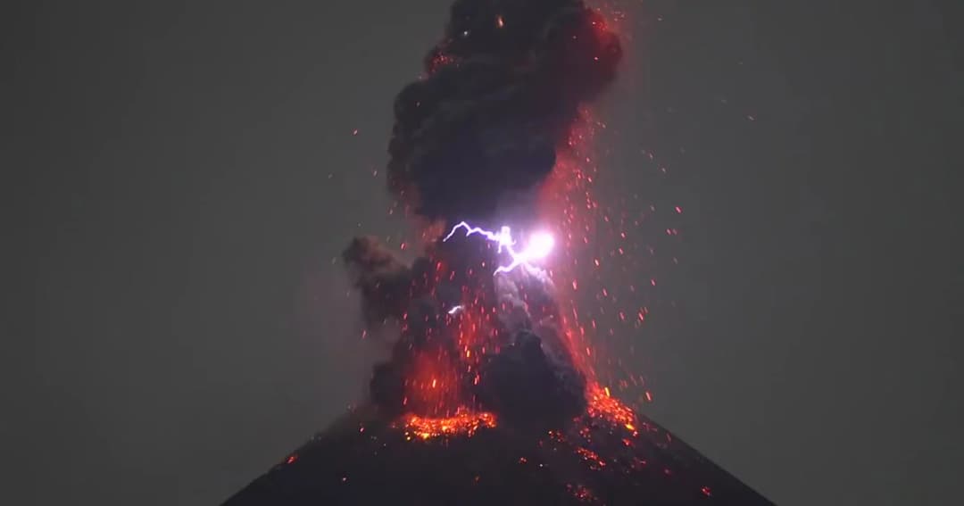 สื่อนอกเผยภาพภูเขาไฟกรากาเตา สร้างฟ้าผ่าของตัวเอง