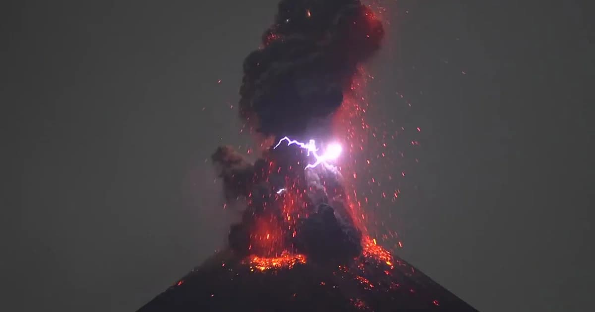 สื่อนอกเผยภาพภูเขาไฟกรากาเตา สร้างฟ้าผ่าของตัวเอง