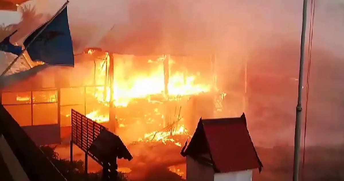 ไหม้รับเปิดเทอม! ไฟเผาอาคารเรียนไม้เก่า 30 ปี วอดทั้งหลัง คาดไฟฟ้าลัดวงจร