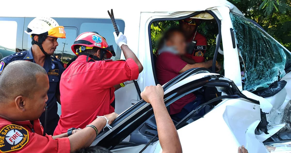 ชนสนั่น! รถตู้ นร. อัดท้ายสิบล้อ ก่อนปิคอัพเสยซ้ำ โชเฟอร์รถตู้เจ็บติดคาซาก