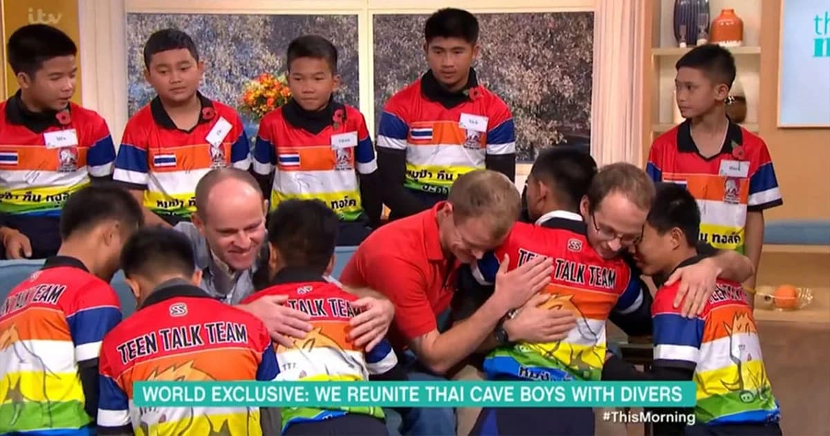 “ทีมหมูป่า” สวมกอด 3 นักดำน้ำอังกฤษ ขอบคุณช่วยชีวิตภารกิจถ้ำหลวง