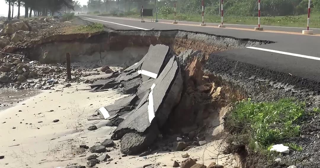พิษคลื่นลมแรง! ถนนริมชายฝั่งถูกกัดเซาะพังทรุด ชาวบ้านหวั่นเกิดอันตราย