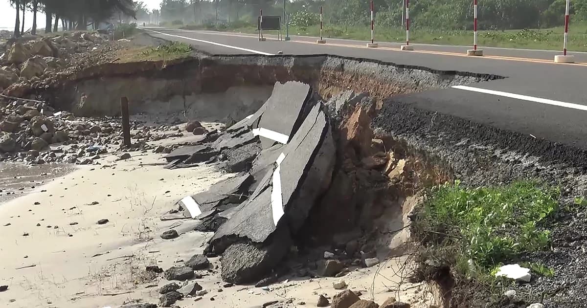 พิษคลื่นลมแรง! ถนนริมชายฝั่งถูกกัดเซาะพังทรุด ชาวบ้านหวั่นเกิดอันตราย