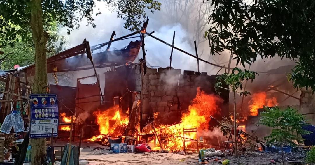 ขนของหนีระทึก! เพลิงไหม้แคมป์ที่พัก จ.ชลบุรี ลมแรงโหมไฟลามวอดกว่า 5 หลัง