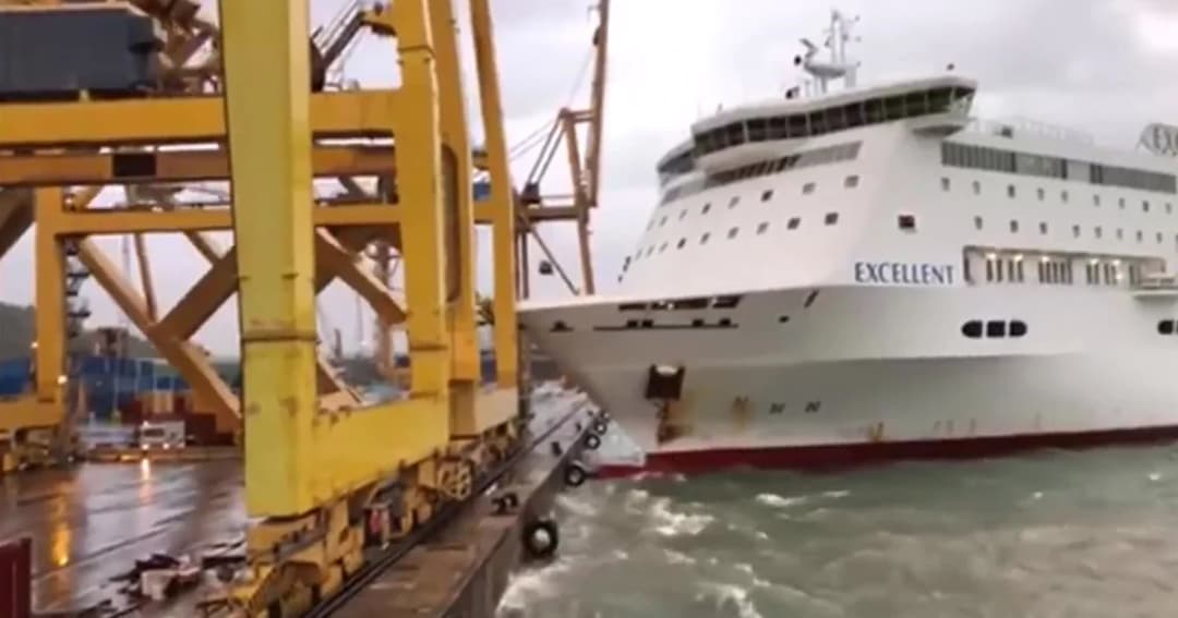 เรือเฟอร์รี่สูญเสียการควบคุม พุ่งชนท่าเรือในเมืองบาร์เซโลนา