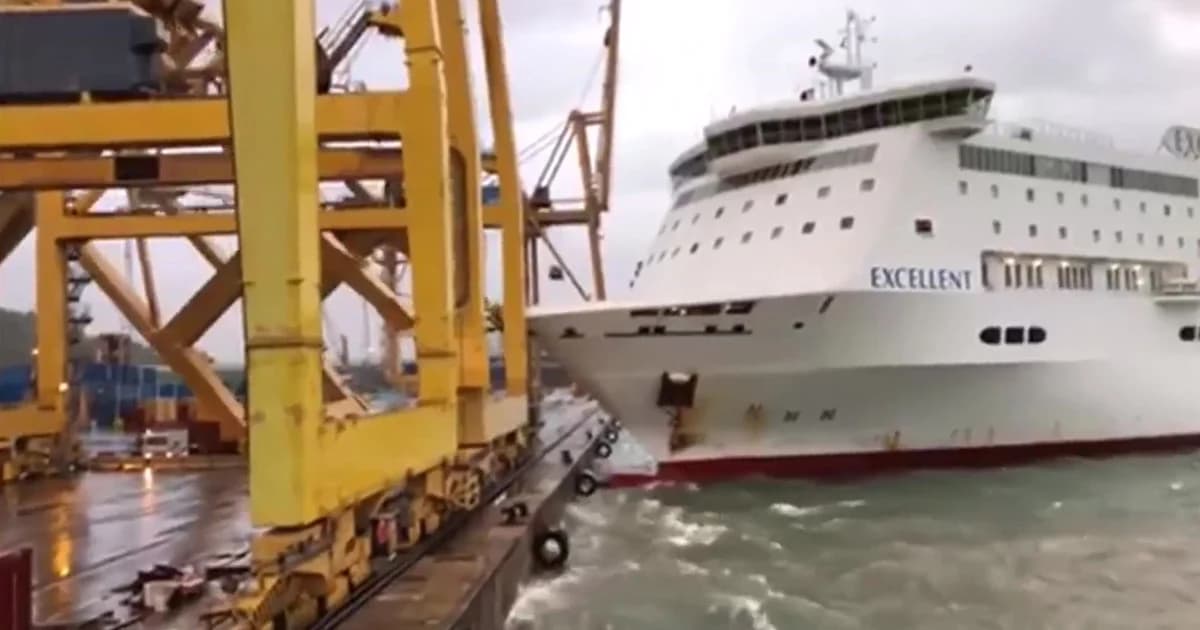 เรือเฟอร์รี่สูญเสียการควบคุม พุ่งชนท่าเรือในเมืองบาร์เซโลนา