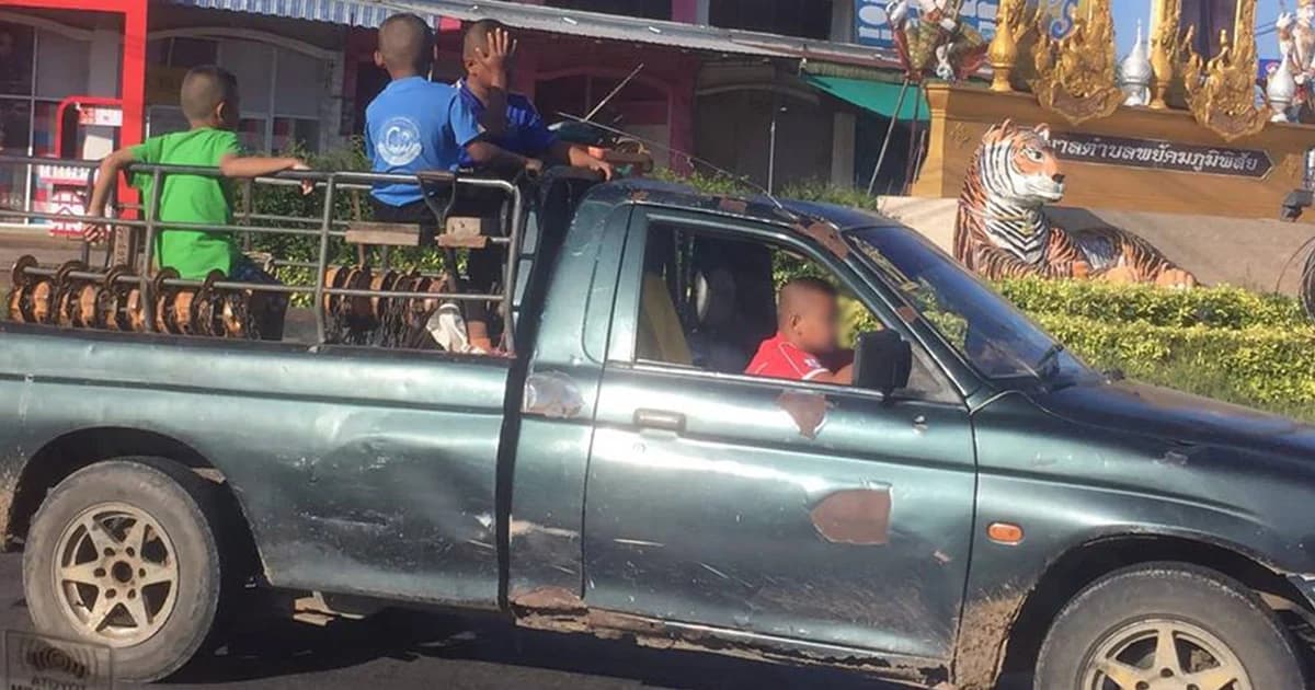 สุดอันตราย ! เด็ก 8 ขวบ เมืองมหาสารคาม ขับกระบะออกถนนใหญ่-เพื่อนนั่งท้าย