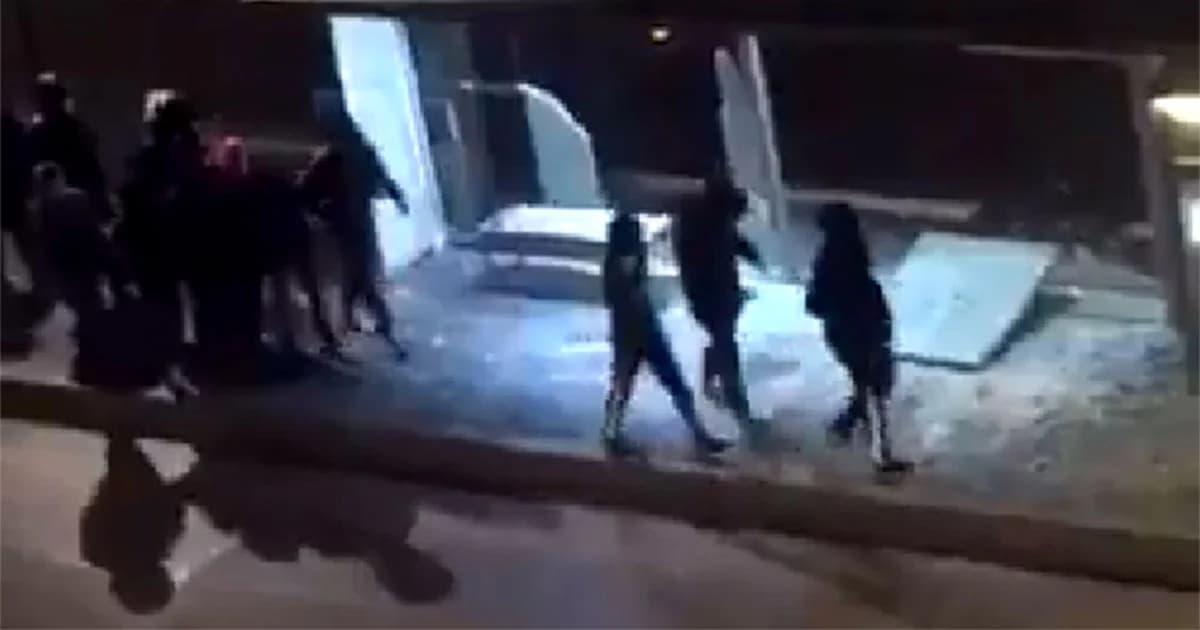 วัยรุ่นฝรั่งเศส เลียนแบบหนังดัง “The Purge” อาละวาดในคืนฮาโลวีน