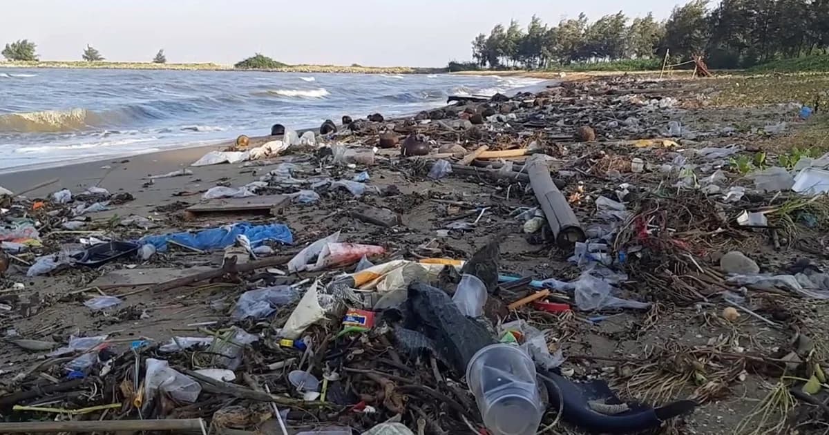 ลมเปลี่ยนทิศ ! ซัดขยะเกลื่อนหาดปราณบุรีกว่า 50 ตัน