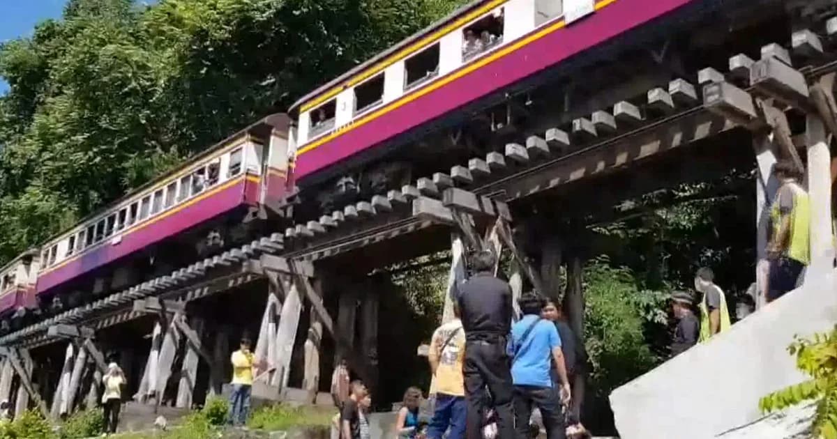 หนุ่มพลัดตกรถไฟเที่ยวเมืองกาญจน์ หลังลงไปยืนบันไดขึ้น-ลง เพื่อถ่ายรูป