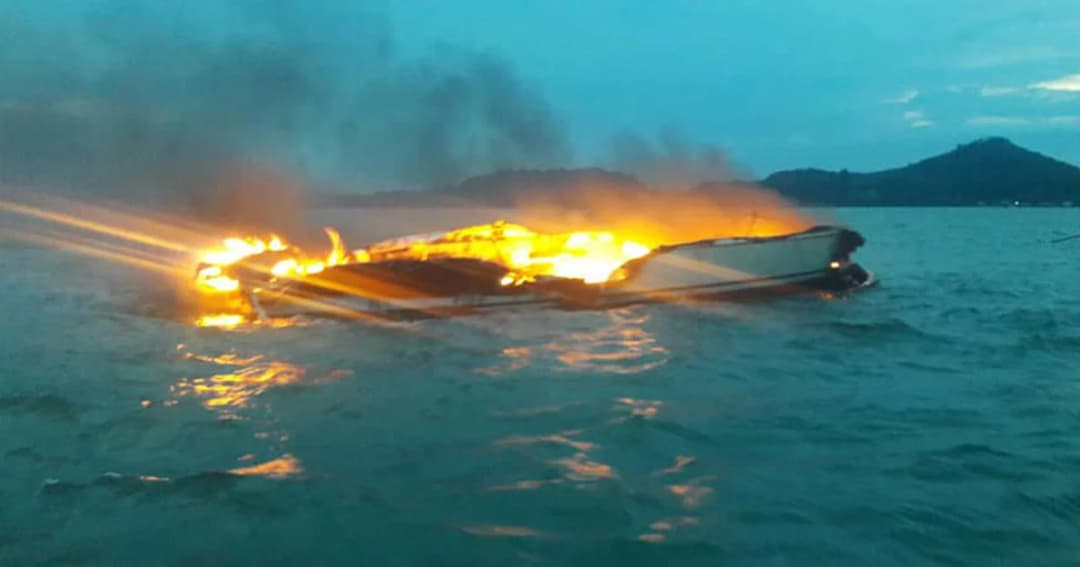 หวิดย่างสด ! ไฟไหม้เรือยอร์ชที่ภูเก็ต นักท่องเที่ยวอังกฤษ 9 คน รอด