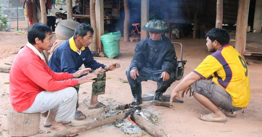 เลยหนาวจัด! ยอดภูเรือเหลือ 6 องศา ชาวบ้านแห่นั่งผิงไฟคลายหนาว