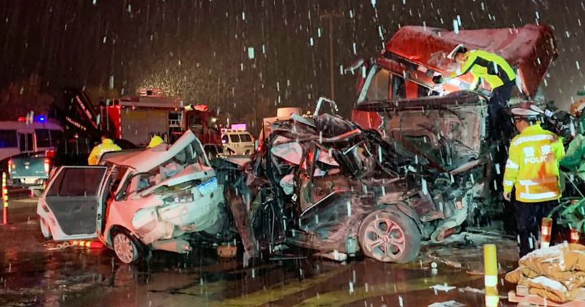 รถพ่วงเบรกแตก พุ่งชนวินาศ 31 คัน บนทางด่วนจีน สังเวย 15 ศพ