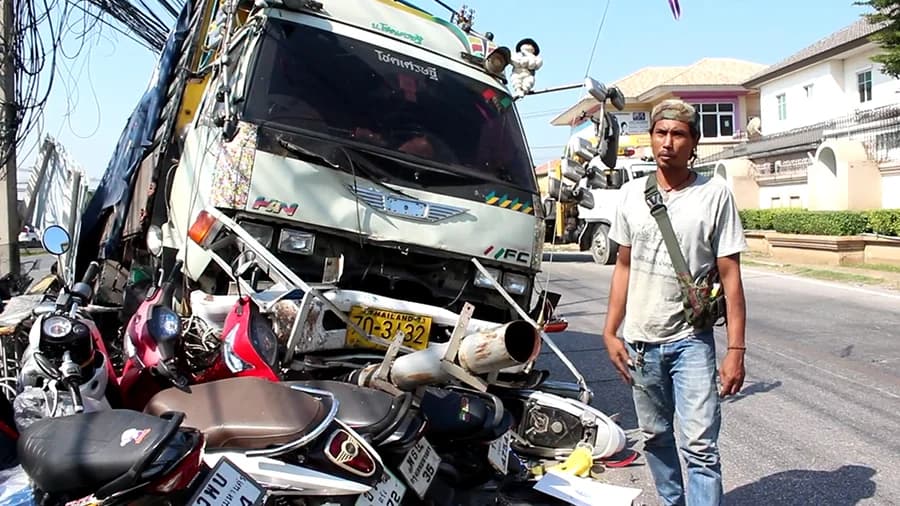 ระทึก! 6 ล้อ หักหลบรถตัดหน้า พุ่งชน จยย. พังยับ 11 คันรวด