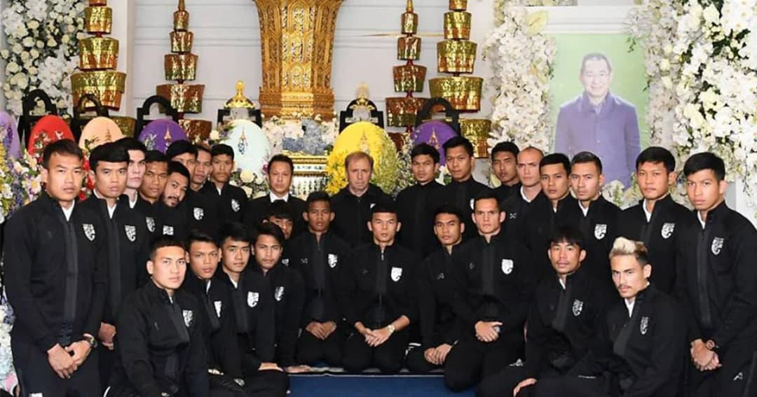 โค้ชและนักฟุตบอลทีมชาติไทย เข้าเคารพศพเจ้าสัววิชัย