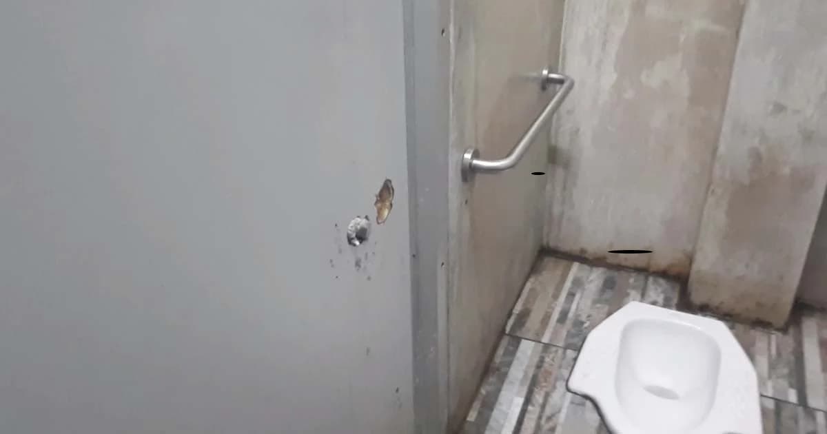 ช็อก! เข้าห้องน้ำชาย เจออวัยวะเพศแหย่ผ่านรูมาอวด