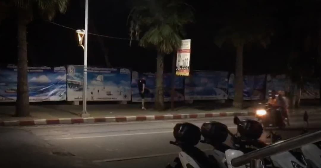 หนุ่มนอร์เวย์ สุดป่วน! แกะหลอดไฟหลวงเตะเล่น กลางเมืองพัทยา