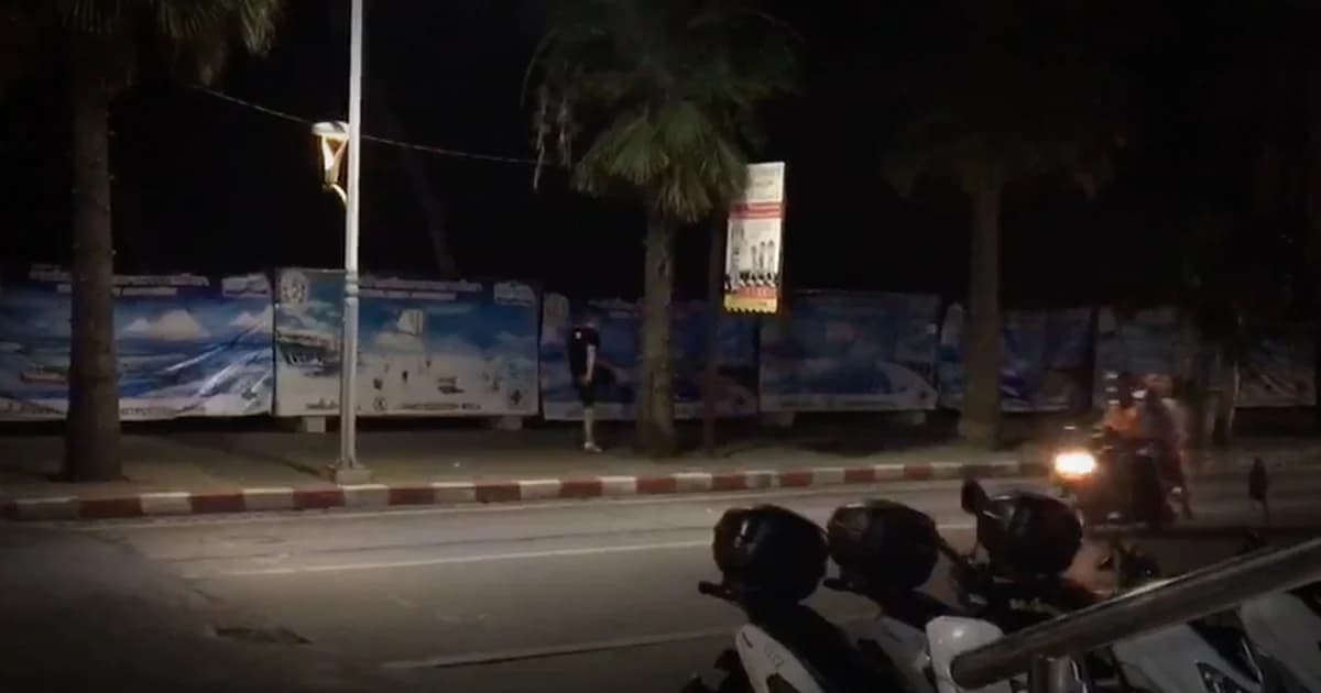 หนุ่มนอร์เวย์ สุดป่วน! แกะหลอดไฟหลวงเตะเล่น กลางเมืองพัทยา