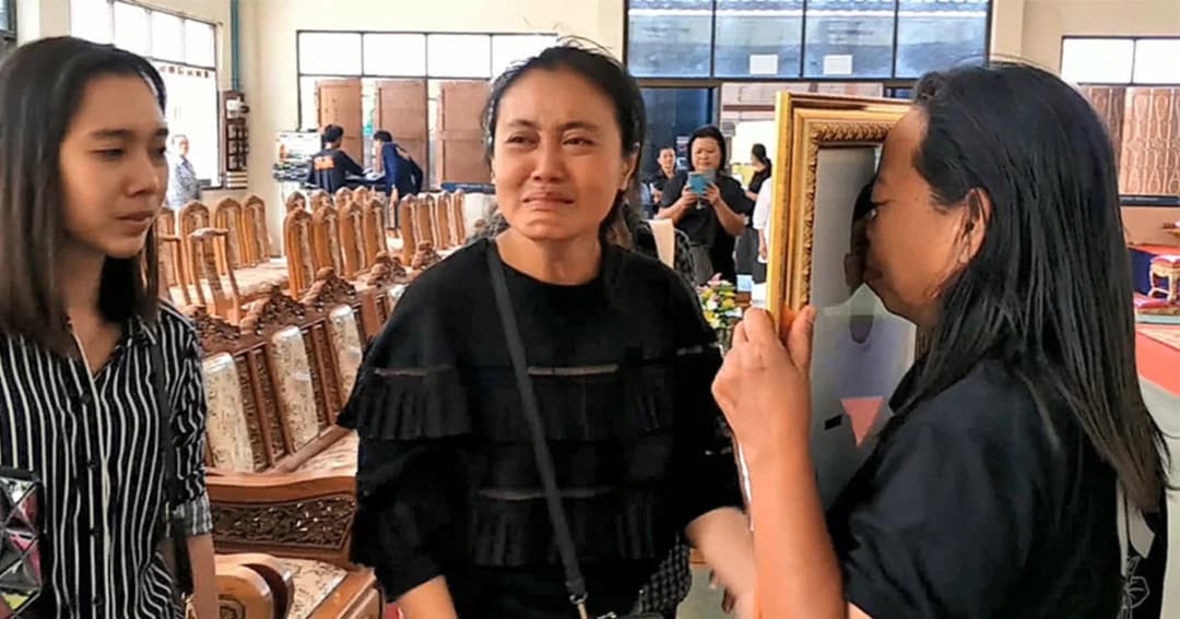 สุดสะเทือนใจ เเม่กอดรูปร่ำไห้ ก่อนพิธีรดน้ำศพทหาร เหตุซีโฟร์ระเบิด ค่ายบุรฉัตร