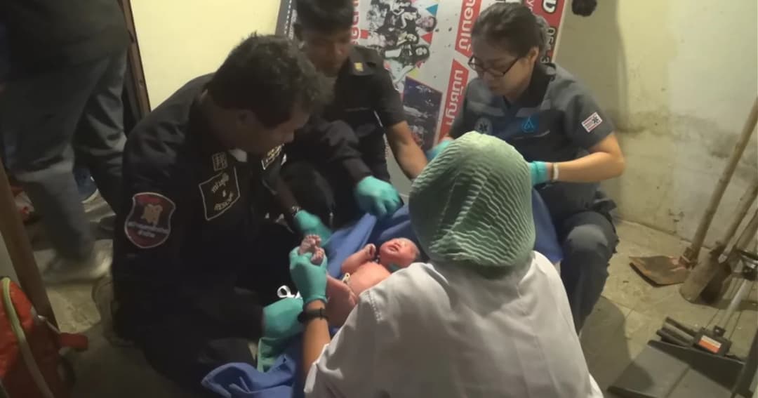 คลอดลูกกลางร้านอาหาร ทารกหญิงปลอดภัย