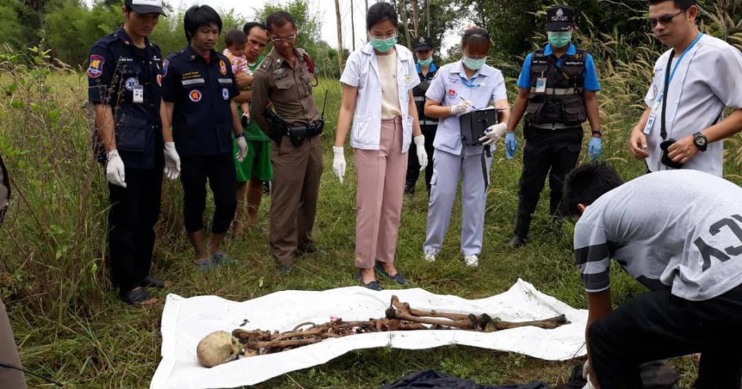 ชาวบ้านผงะ ! พบโครงกระดูกมนุษย์อยู่กลางทุ่งร้าง
