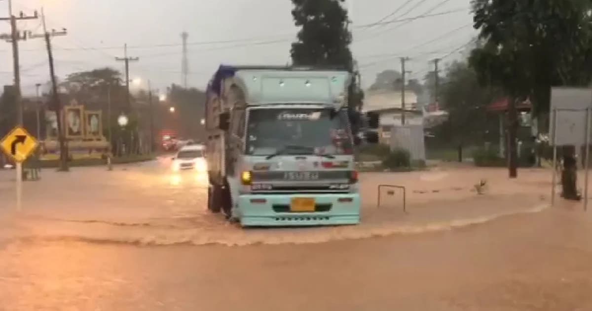 ฝนถล่มหนัก ! “บางสะพานน้อย” อ่วม ถ.เพชรเกษม เป็นอัมพาต ตัดขาดการเชื่อมต่อลงสู่ภาคใต้