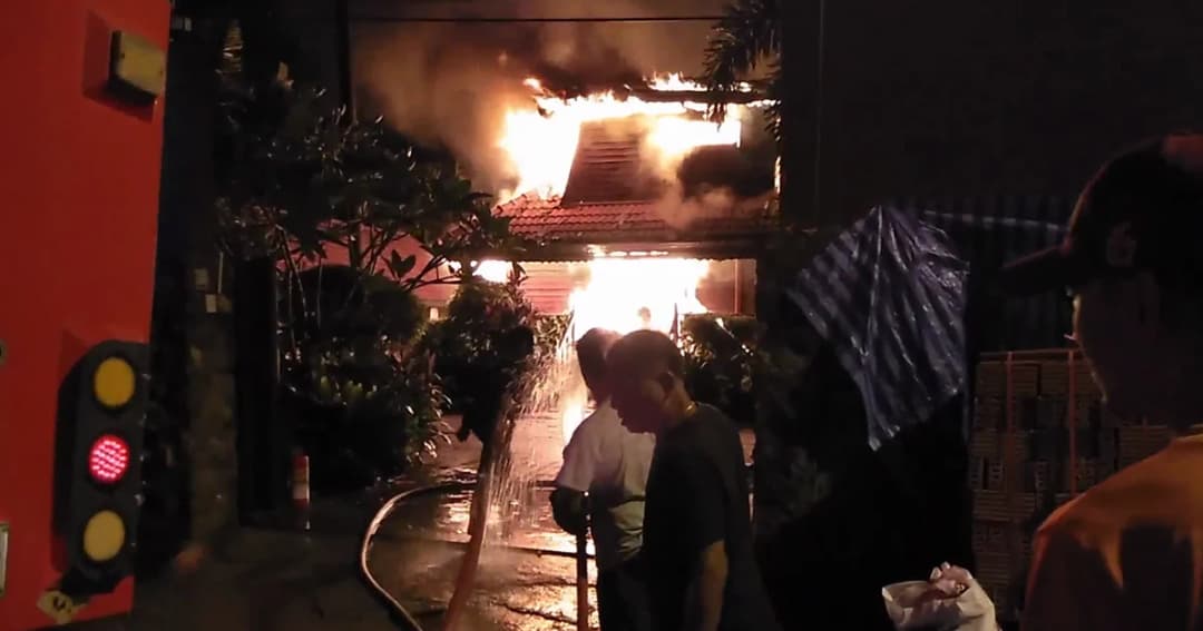 แตกตื่น! ไฟไหม้วิลล่าไม้วอดทั้งหลังบนเกาะสมุย ชายต่างชาติเจ็บ 1 เสียหายกว่า 3 ล้าน